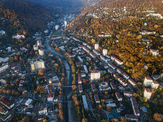 Russland, Region Krasnodar, Sotschi, Luftaufnahme des Bezirks Chosta im Herbst - KNTF06082