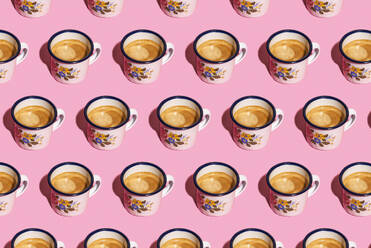 Muster von Kaffeebechern vor rosa Hintergrund - GEMF04530