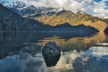 Am Ufer des Ritsa-Sees liegender Felsblock in der Abenddämmerung, Abchasien, Georgien - KNTF06117