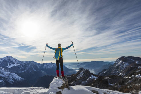 Unbeschwerter Wanderer mit ausgestreckten Armen auf einem Berg stehend, Orobic-Alpen, Lecco, Italien - MCVF00701
