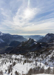 Landschaftliche Ansicht der schneebedeckten Berge gegen den Himmel, Orobische Alpen, Lecco, Italien - MCVF00704