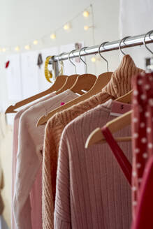Kleiderständer mit einer Variation von Damenbekleidung im Atelier - VEGF03400