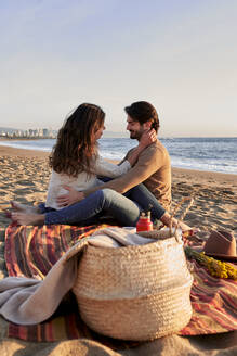 Pärchen am Strand sitzend und romantisch - VEGF03482