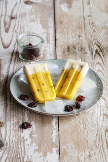 Homemade popsicles with mango and passion fruit - EVGF03848