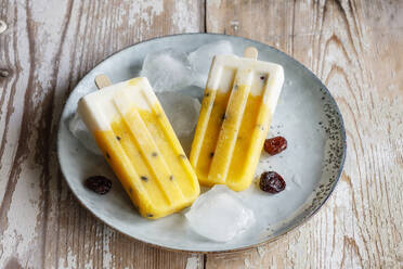 Homemade popsicles with mango and passion fruit - EVGF03849