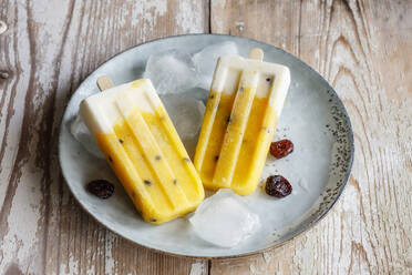 Selbstgemachte Eis am Stiel mit Mango und Passionsfrucht - EVGF03849