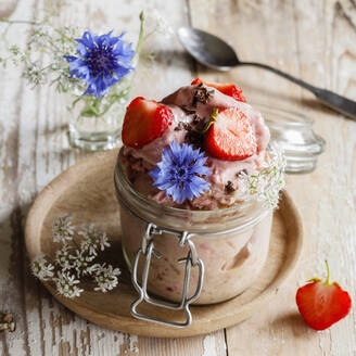 Glas mit pürierten Bananen mit Espresso, Erdbeeren und Kornblumen - EVGF03856