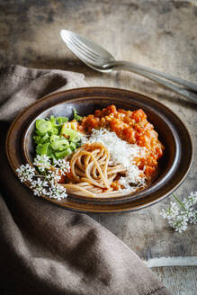 Teller mit vegetarischer Spaghetti Bolognese mit Wildblumen, Frühlingszwiebeln und Grunkern aus Dinkel - EVGF03867