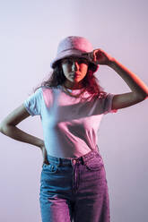Teenager-Mädchen mit Hut posiert vor weißem Hintergrund - JRVF00069