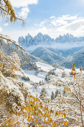 Winterschnee, Dorf St. Magdalena, Geisler Spitzen, Pustertal, Dolomiten, Trentino-Südtirol, Südtirol, Italien - MINF15486