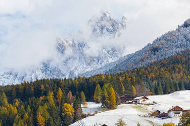 Winterschnee, Dorf St. Magdalena, Geisler Spitzen, Pustertal, Dolomiten, Trentino-Südtirol, Südtirol, Italien - MINF15487