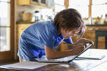 Young boy tracing on his laptop computer - MINF15496