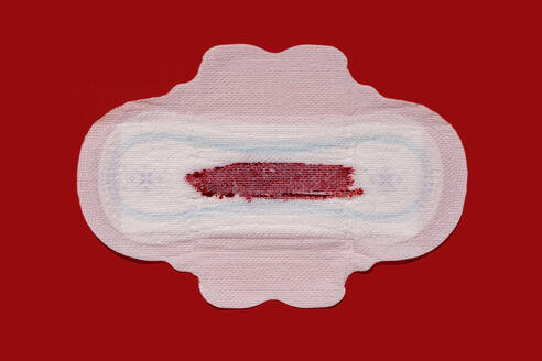 Studioaufnahme einer blutverschmierten Damenbinde - GEMF04539