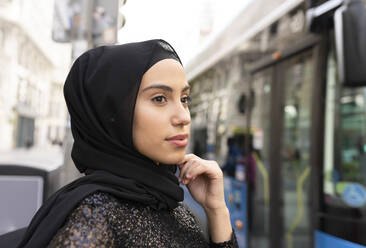 Porträt einer jungen schönen Frau, die einen schwarzen Hidschab trägt - JCCMF00475