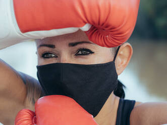 Boxer mit Boxhandschuhen und Gesichtsmaske - CUF56649