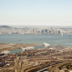 Luftaufnahme des Frachthafens mit der Skyline von San Francisco. - MINF15511