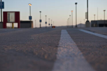 Niedriger Blickwinkel auf die Promenade in der Dämmerung mit beleuchteten Straßenlaternen. - MINF15521