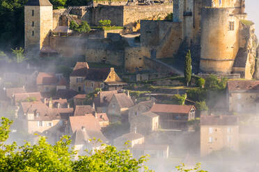 Morgennebel, Chateau de Castelnaud, Castelnaud, Dordogne, Aquitanien, Frankreich - MINF15526