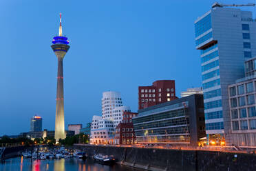 Rheinturm und Düsseldorfer Medienhafen in der Abenddämmerung, Düsseldorf, Deutschland - MINF15539