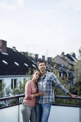 Reifes Paar träumt Tag zusammen, während sie auf dem Balkon zu Hause stehen - JOSEF02708