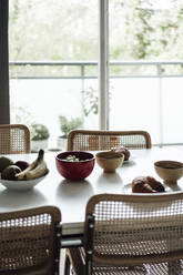 Frühstück auf dem Tisch im Esszimmer zu Hause - JOSEF02768