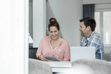 Ältere Geschäftsleute lachen bei der gemeinsamen Arbeit im Heimbüro - JOSEF02778