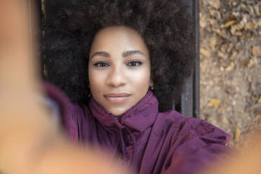 Afro junge Frau nimmt Selfie - IFRF00243