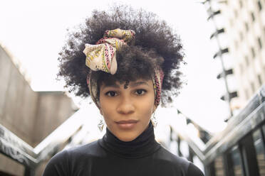 Junge Afro-Frau mit Stirnband in der Stadt - IFRF00271