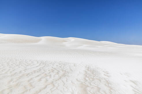 Klarer blauer Himmel über weißen Sanddünen - FOF11854