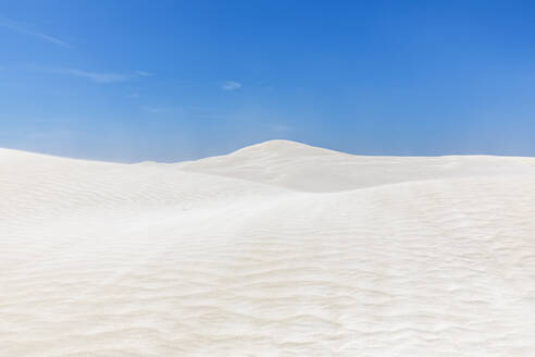 Klarer blauer Himmel über weißen Sanddünen - FOF11856