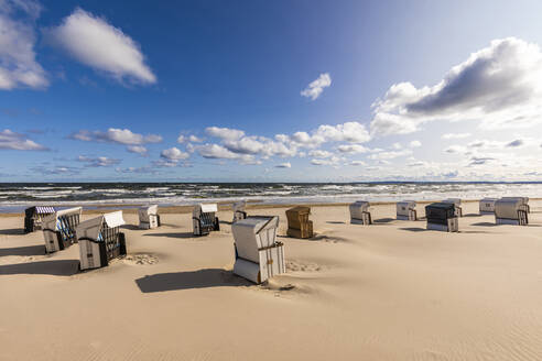 Deutschland, Mecklenburg-Vorpommern, Ahlbeck, Strandkörbe mit Kapuze am sandigen Küstenstrand - WDF06459