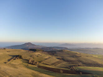 Klarer Himmel über der Vulkanlandschaft des Hegaus in der Morgendämmerung, Deutschland - ELF02336