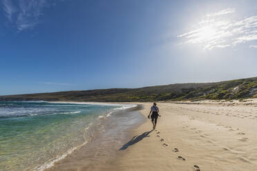 Touristin, die im Sommer am Strand von Yallingup spazieren geht, Australien - FOF11859