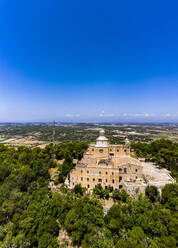 Spanien, Balearen, Petra, Blick aus dem Hubschrauber auf den klaren blauen Himmel über dem Heiligtum von Bonany im Sommer - AMF08921