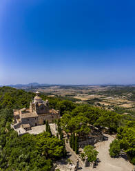 Spanien, Balearen, Petra, Blick aus dem Hubschrauber auf den klaren blauen Himmel über dem Heiligtum von Bonany im Sommer - AMF08923