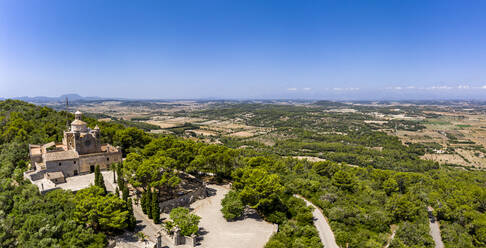 Spanien, Balearen, Petra, Blick aus dem Hubschrauber auf den klaren blauen Himmel über dem Heiligtum von Bonany im Sommer - AMF08924