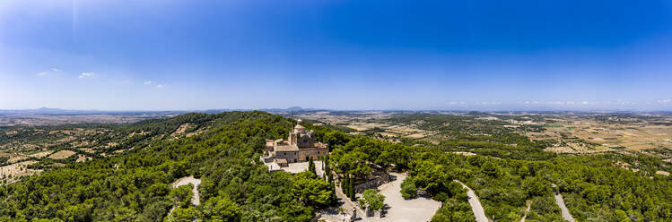 Spanien, Balearen, Petra, Blick aus dem Hubschrauber auf den klaren blauen Himmel über dem Heiligtum von Bonany im Sommer - AMF08925