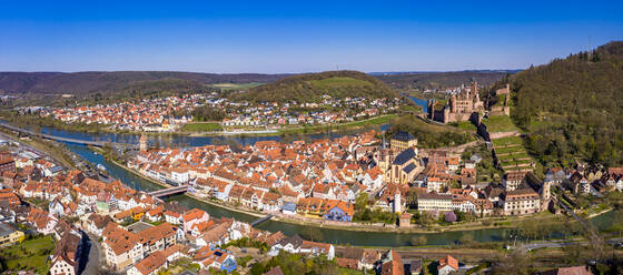 Deutschland, Baden-Württemberg, Wertheim am Main, Blick aus dem Hubschrauber auf die Stadt am Zusammenfluss von Tauber und Main im Sommer - AMF08926