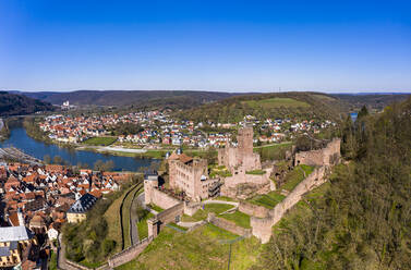 Deutschland, Baden-Württemberg, Wertheim am Main, Blick aus dem Hubschrauber auf den klaren blauen Himmel über der Burg Wertheim und der umliegenden Stadt im Sommer - AMF08931