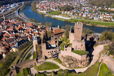 Deutschland, Baden-Württemberg, Wertheim am Main, Blick aus dem Hubschrauber auf die Burg Wertheim und die umliegende Stadt im Sommer - AMF08932