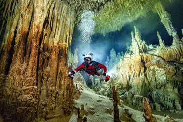 Mann beim Tauchen im Meer, Cenote Zacil-Ha, Quintana Roo, Mexiko - YRF00234