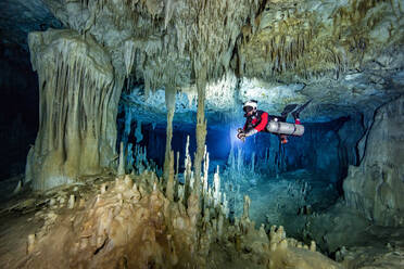 Male scuba diver swimming in sea, Cenote Uku Cusam, Quintana Roo, Mexico - YRF00239