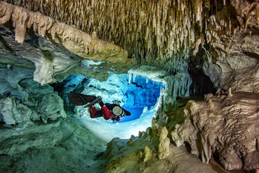 Mittlerer Erwachsener Mann beim Tauchen unter Wasser, Cenote Dos Pisos, Quintana Roo, Mexiko - YRF00241