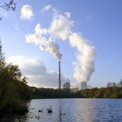 Deutschland, Nordrhein-Westfalen, Bergkamen, Fluss im Naturschutzgebiet Beversee mit aufsteigendem Rauch aus einem Kohlekraftwerk im Hintergrund - WIF04372