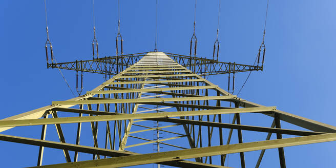 Elektrizitätsmast vor blauem Himmel - WIF04375