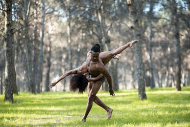 Zwei professionelle Tänzerinnen treten in Unterwäsche mitten im Wald auf - JCCMF00600