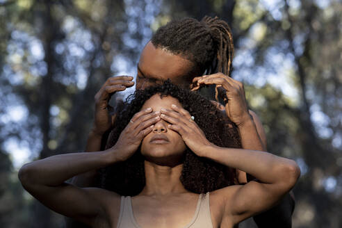 Eine Tänzerin bedeckt die Augen während eines Auftritts mit einem männlichen Partner - JCCMF00606