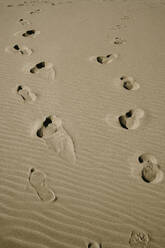 Fußabdrücke auf Sandstrand - AFVF08040