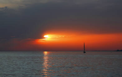 Silhouette eines Segelboots auf dem Bodensee bei stimmungsvollem Sonnenuntergang - JTF01770