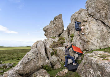 Zwei junge Männer beim Bouldern am Plumstone Mountain - ALRF01771